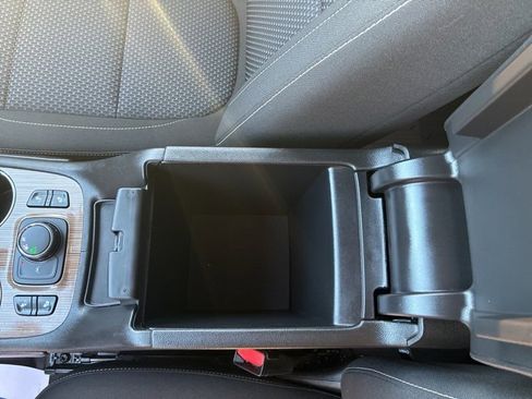 Used 2023 GMC Acadia SLE w/ Driver Convenience Package image 16