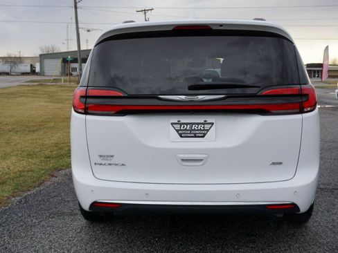 Used 2022 Chrysler Pacifica Touring-L image 22