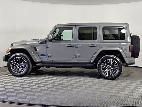 Used 2022 Jeep Wrangler Unlimited Sahara image 3