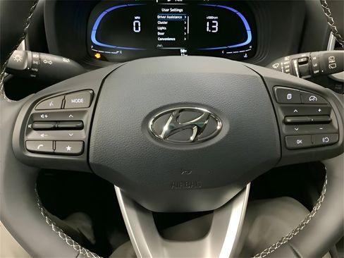 Used 2025 Hyundai Venue SEL image 27