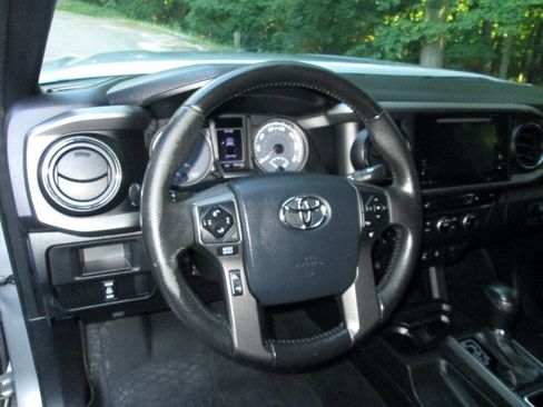 Used 2016 Toyota Tacoma TRD Off-Road w/ Premium & Technology Package AWD/4WD image 13