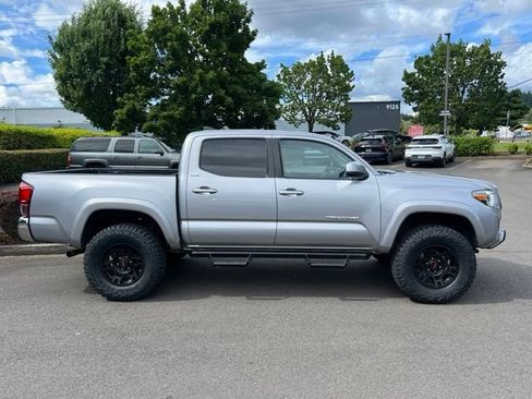 Used 2020 Toyota Tacoma SR5 AWD/4WD image 8