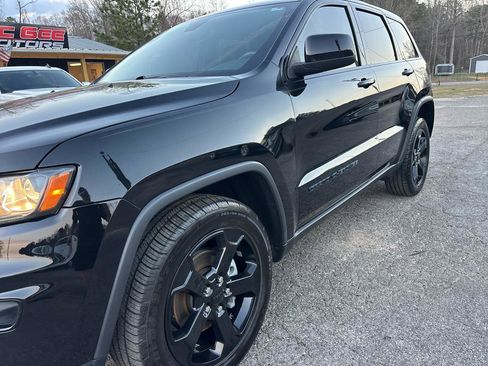 Used 2018 Jeep Grand Cherokee Laredo image 5