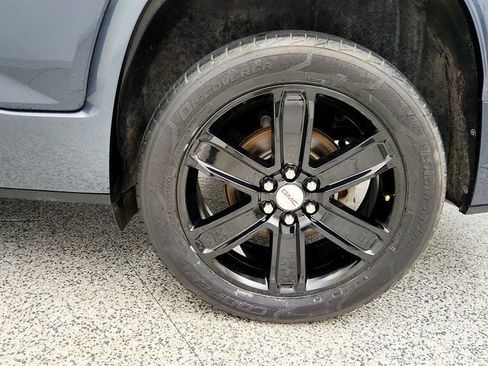 Used 2019 GMC Acadia Denali w/ Technology Package AWD/4WD image 9