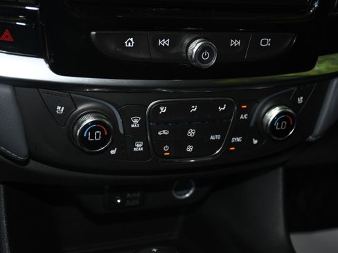Used 2020 Chevrolet Traverse Premier FWD image 15