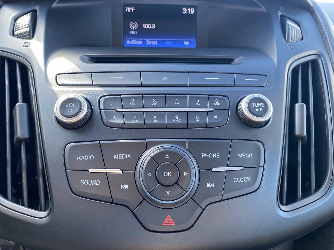 Used 2015 Ford Focus SE FWD image 29