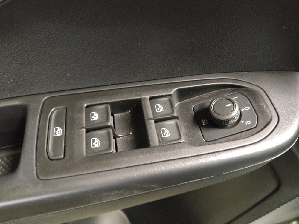 Used 2023 Volkswagen Taos SE w/ Panoramic Sunroof Package FWD image 27
