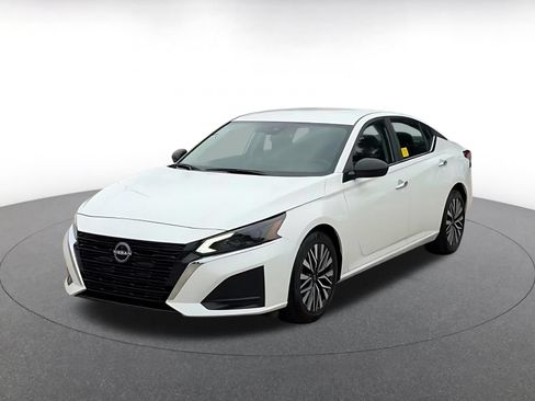 Used 2025 Nissan Altima 2.5 SV FWD image 7