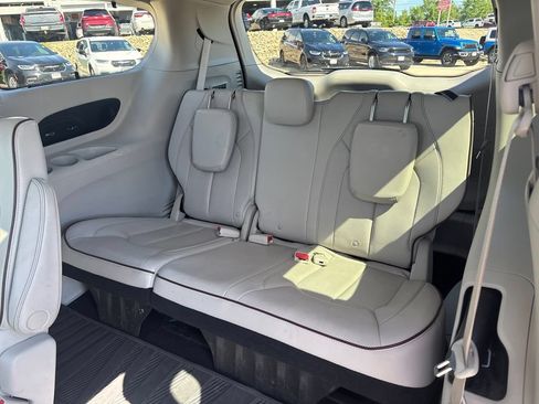 Used 2018 Chrysler Pacifica Limited w/ Tire & Wheel Group FWD image 20