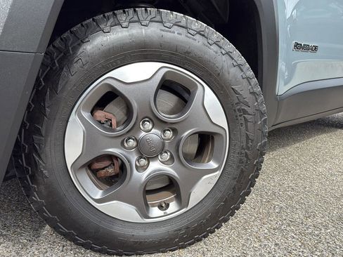 Used 2017 Jeep Renegade Latitude image 9