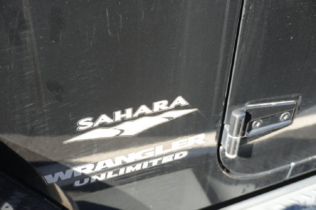 Used 2014 Jeep Wrangler Unlimited Sahara w/ Dual Top Group AWD/4WD image 12