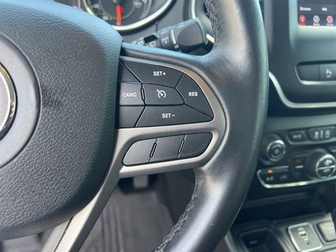 Used 2019 Jeep Cherokee Latitude Plus w/ Comfort/Convenience Group FWD image 15