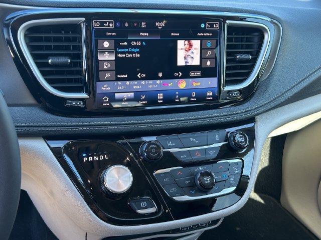 Used 2024 Chrysler Pacifica Limited FWD image 14
