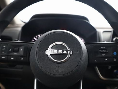 Used 2023 Nissan Rogue SV image 15