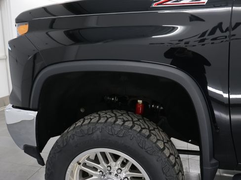 Used 2024 Chevrolet Silverado 2500 LT AWD/4WD image 33