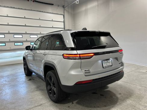 New 2025 Jeep Grand Cherokee Limited w/ Luxury Tech Group II image 8