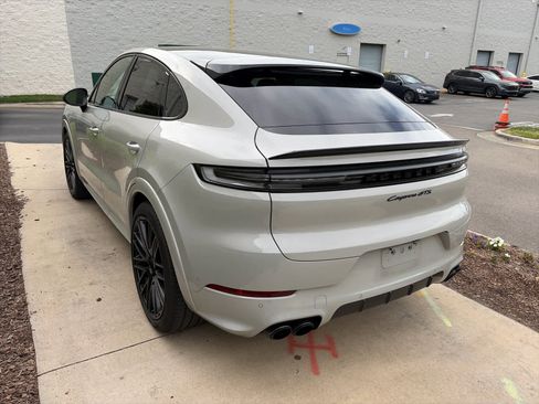 Used 2025 Porsche Cayenne GTS AWD/4WD image 4