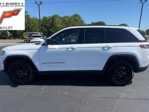 Used 2025 Jeep Grand Cherokee Altitude AWD/4WD image 5