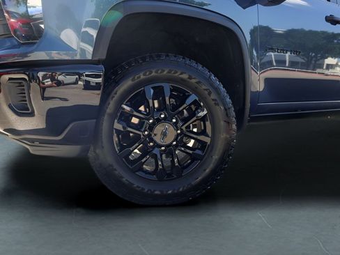 Used 2025 Chevrolet Silverado 2500 Custom w/ Custom Value Package AWD/4WD image 4