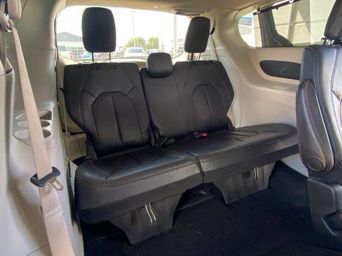 Used 2017 Chrysler Pacifica Touring-L image 24