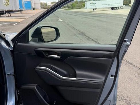 Used 2022 Toyota Highlander XLE AWD/4WD image 25