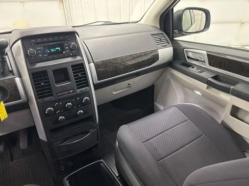 Used 2010 Dodge Grand Caravan SXT FWD image 14