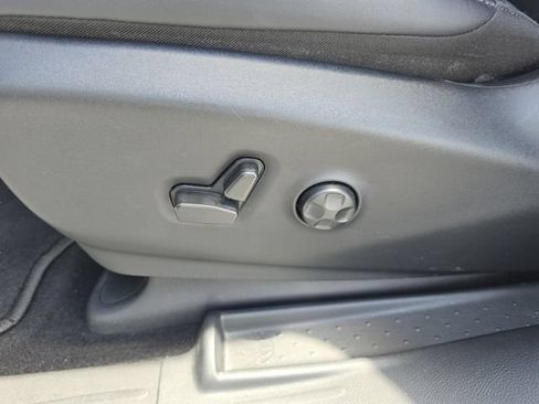 Used 2024 Chrysler Pacifica Limited w/ Uconnect Theater Family Group FWD image 33