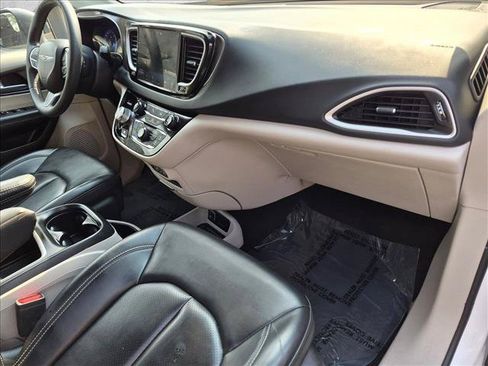 Used 2023 Chrysler Pacifica Touring-L FWD image 23