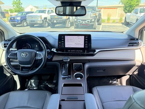 Used 2022 Toyota Sienna XLE AWD/4WD image 14