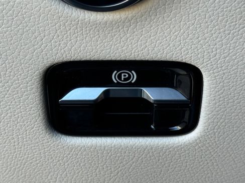 Used 2024 Mercedes-Benz GLC 300 image 31