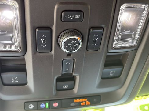 Used 2022 GMC Yukon Denali w/ Denali Ultimate Package AWD/4WD image 26