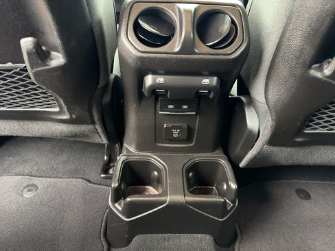 Used 2025 Jeep Wrangler Unlimited Rubicon AWD/4WD image 17