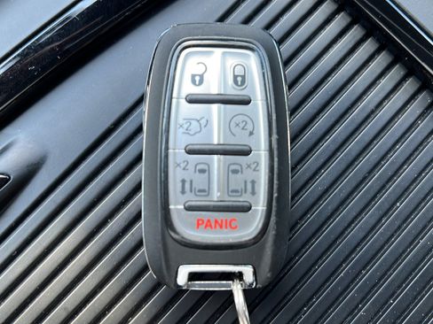 Used 2024 Chrysler Pacifica Limited w/ Uconnect Theater Family Group FWD image 9