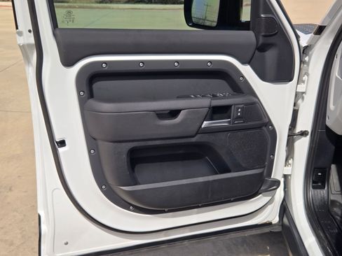 Used 2025 Land Rover Defender 110 S image 11