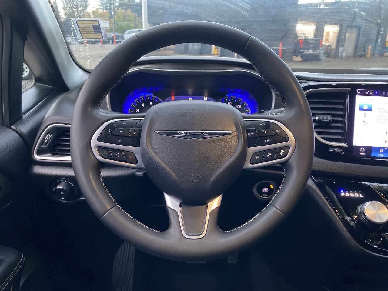 Used 2025 Chrysler Pacifica Select FWD image 19