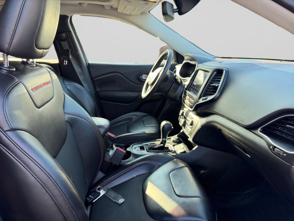 Used 2019 Jeep Cherokee Trailhawk w/ Comfort/Convenience Group AWD/4WD image 17