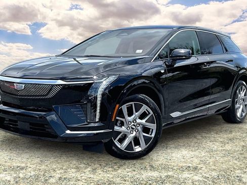 Certified 2025 Cadillac Optiq Luxury 2 w/ LPO, Floor Liner Package AWD/4WD image 3