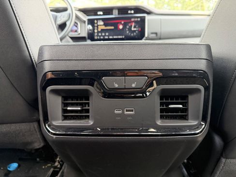 Used 2025 GMC Sierra 1500 AT4 w/ Technology Package AWD/4WD image 17