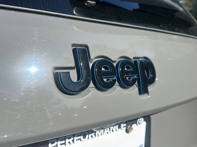 Used 2019 Jeep Grand Cherokee Laredo AWD/4WD image 31
