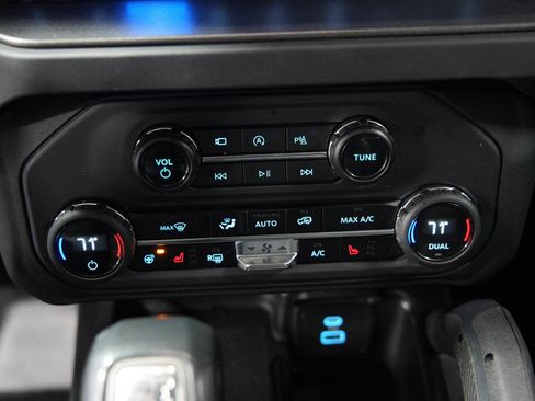 Used 2025 Ford Bronco Badlands image 36