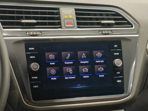 Used 2023 Volkswagen Tiguan SE image 6