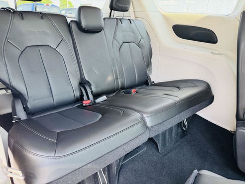 Used 2023 Chrysler Pacifica Touring-L FWD image 33
