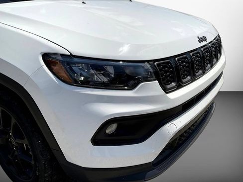 Used 2025 Jeep Compass Latitude w/ Convenience Group AWD/4WD image 32