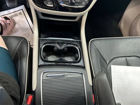 Used 2023 Chrysler Pacifica Limited FWD image 15