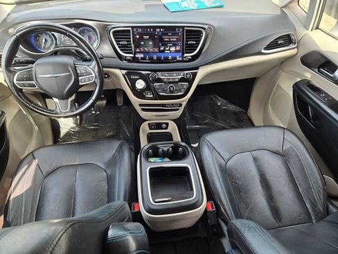 Used 2021 Chrysler Pacifica Touring-L FWD image 8