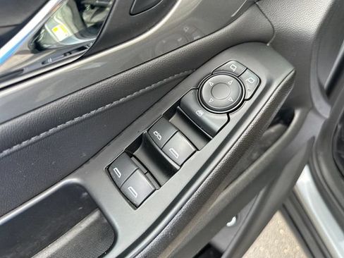 Used 2023 Chevrolet Traverse LT FWD image 11
