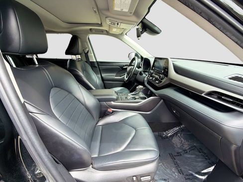 Used 2022 Toyota Highlander XLE AWD/4WD image 16