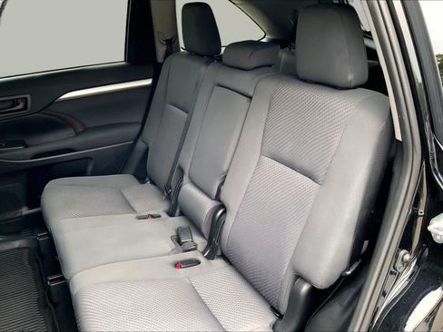 Used 2019 Toyota Highlander LE AWD/4WD image 21