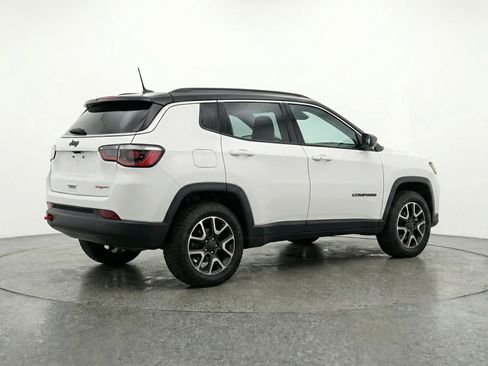 Used 2025 Jeep Compass Trailhawk image 9