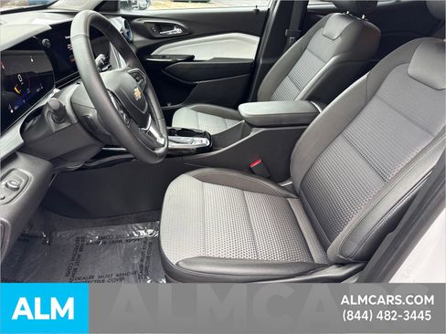 Used 2025 Chevrolet Trax LT w/ LT Convenience Package image 11